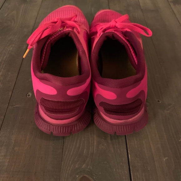 Bright pink Nike running shoes - Picture 2 of 7
